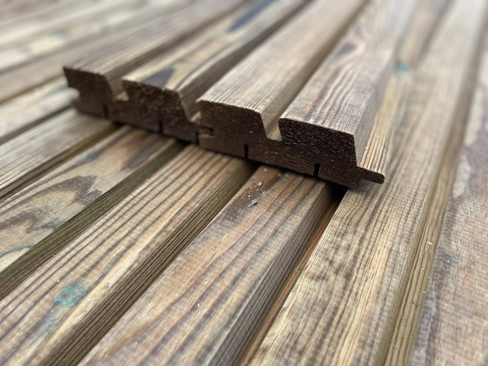 36×120 Pin imprégné sous pression RHOMBUS x2 BRUN classe AB – AlgaWood