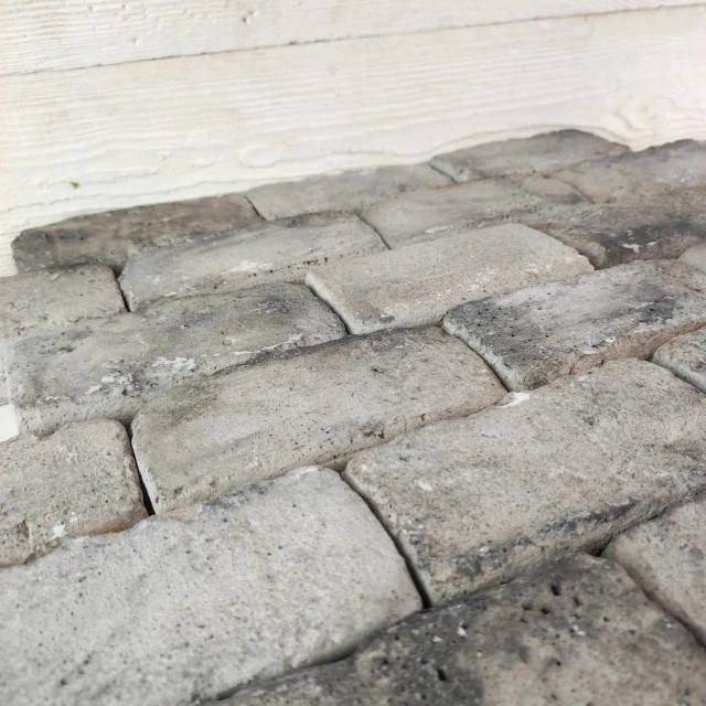 Briques de terrasse anciennes grises – L : 6.5 cm x H : 13.5 cm x Ep : 3.5 cm