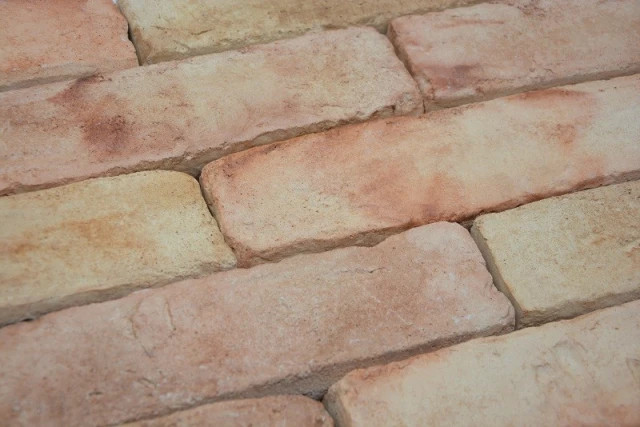Brique de terrasse ancienne moyenne roche  – L : 6.5 cm x H : 27 cm x Ep : 3.5 cm
