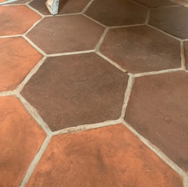 Carreau de ciment hexagonal – L : 135 cm x H : 27 cm x Ep : 1.5 cm