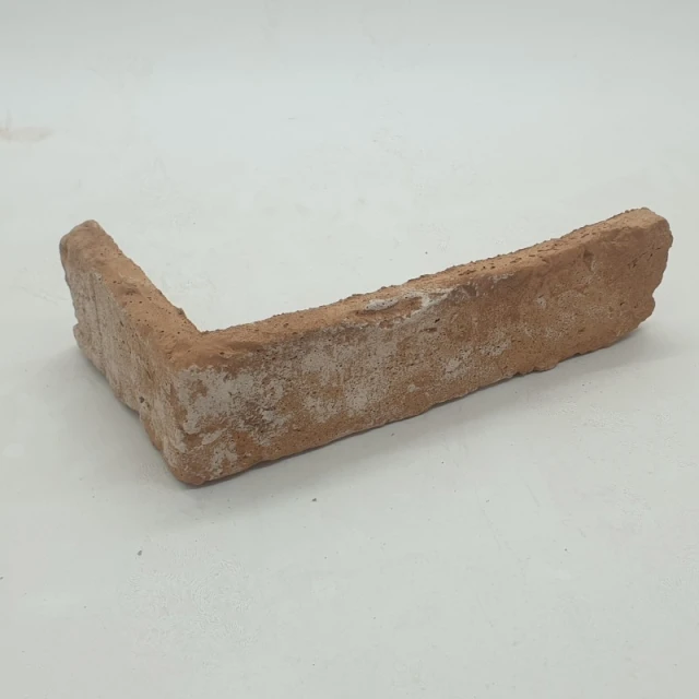 Carrelage d'angle en brique ancienne, vieux vernis