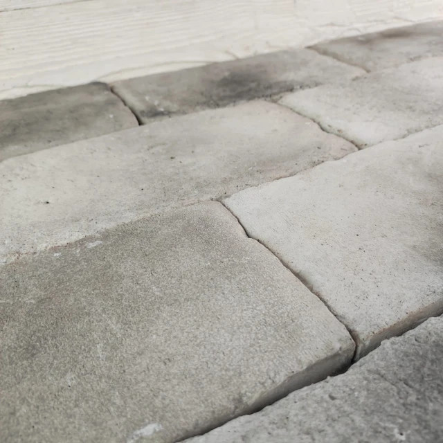 Dalle en ciment gris 1,5 cm pour terrasse extérieure – L : 13.5 cm x H : 27 cm x Ep : 3.5 cm