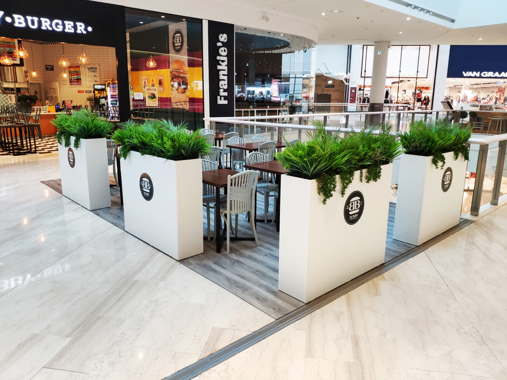 Remplir le pot Coast Side avec des plantes – Green Designers